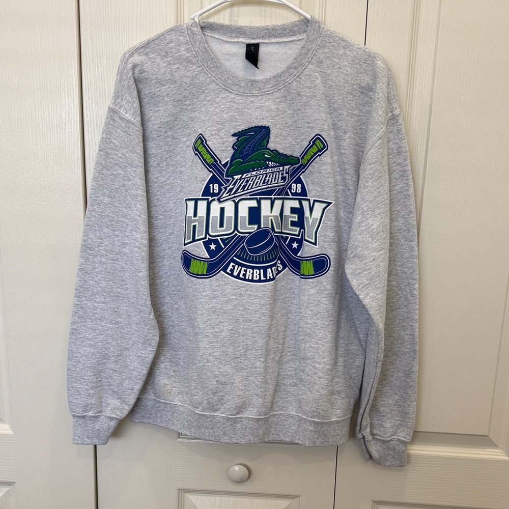 Gildan Light Gray Crewneck Hockey Graphic Sweatshirt
